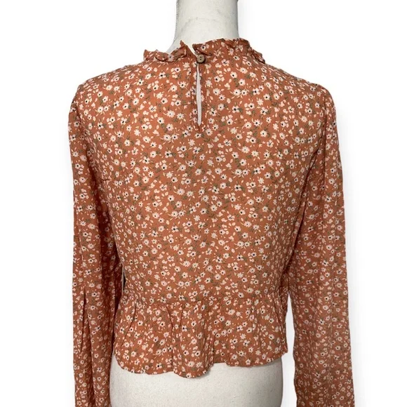 Boutique Dainty Floral Ruffled Long Sleeve Peplum Top NWT - Picture 5 of 8